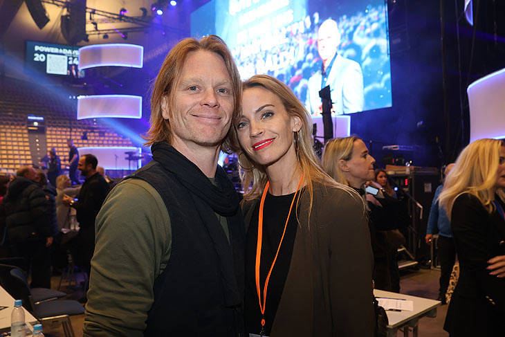 Mike Kraus mit Frau Coco bei den Jürgen Höller Power-Days in der Olympiahalle in München am 10.12.2023 ©Fotos: Martin Schmitz